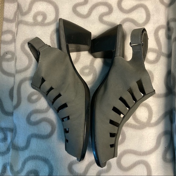 MUNRO Sz 9.5 Abby Grey Heel  Sandal w/ Velcro Closure - Picture 2 of 6